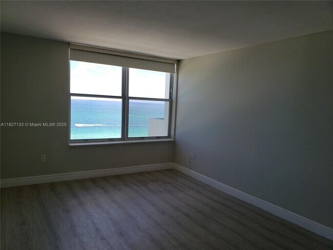 Building Photo - 2899 Collins Ave