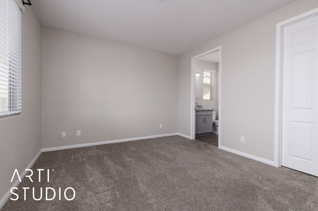 Building Photo - Beautiful Home on Parliament Pt With Spect...