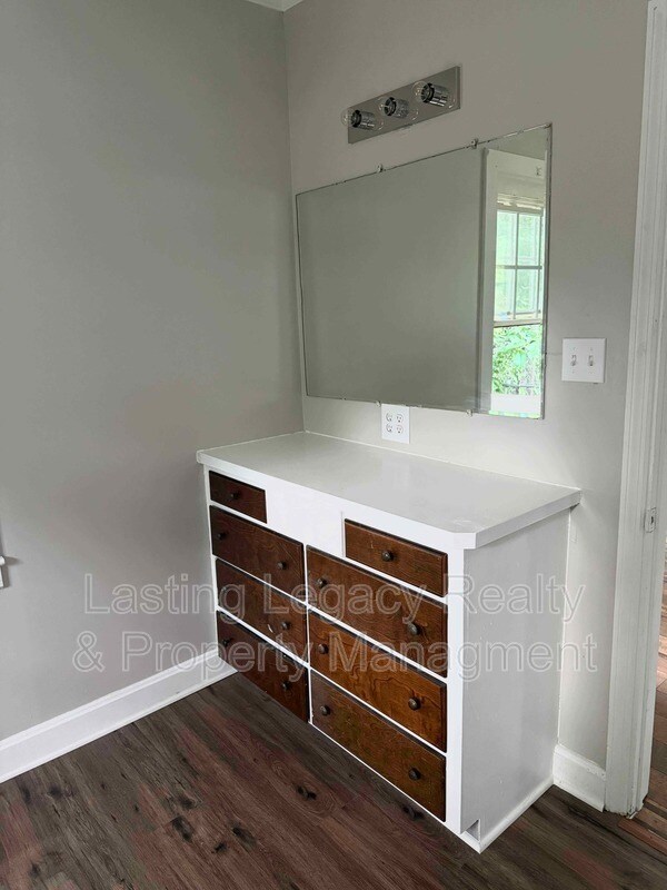 Building Photo - 2455 Sink St