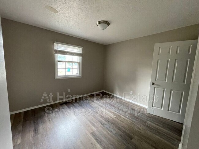 Building Photo - 2315 W Village Ln