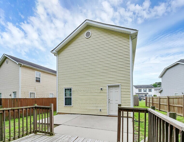 Building Photo - 3530 Crestridge Dr