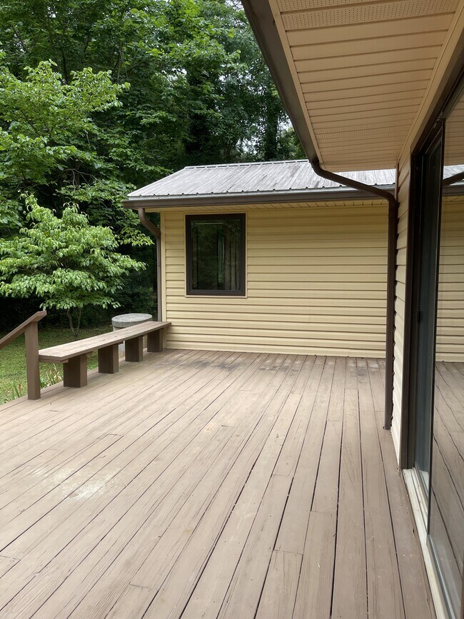Building Photo - 170 Longview Dr