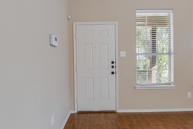 Building Photo - Available Now! Nice 3 Bedroom Townhouse lo...