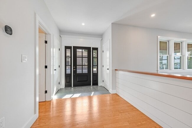 Building Photo - 8 Riverside Rd