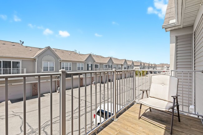 Building Photo - MOVE IN READY 2 BED 2 BATH!