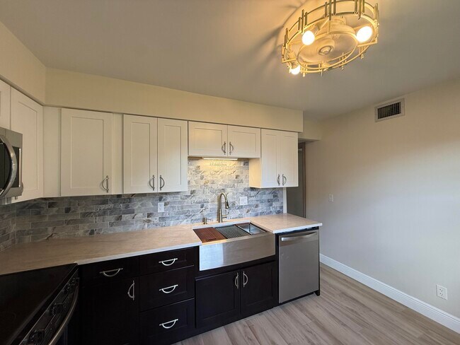Building Photo - 2050 Oleander Blvd