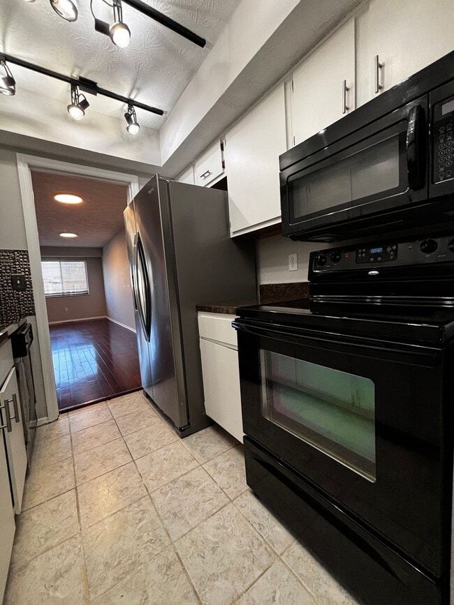 Building Photo - Cozy Butler Township Home with 2-Car Carpo...