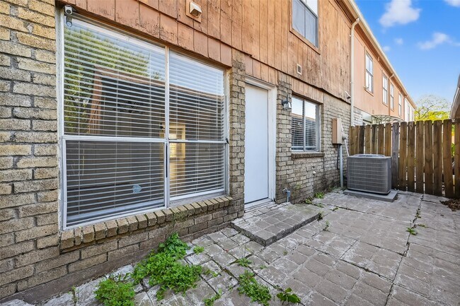 Building Photo - 8646 Maplecrest Dr