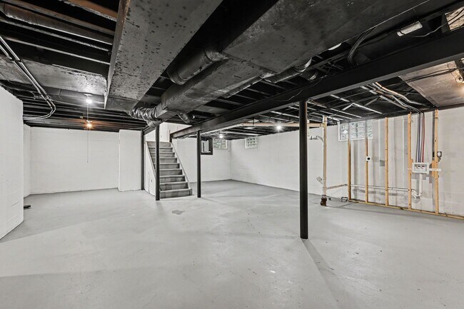 Building Photo - Renovated 3 Bed 2 Bath Home