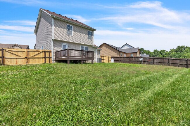 Building Photo - 3 bedroom home with fenced in backyard clo...