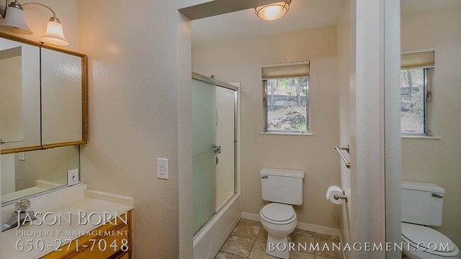 Building Photo - 966 Lakeview Way