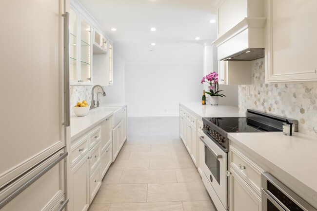 Building Photo - 226 W Edith Ave