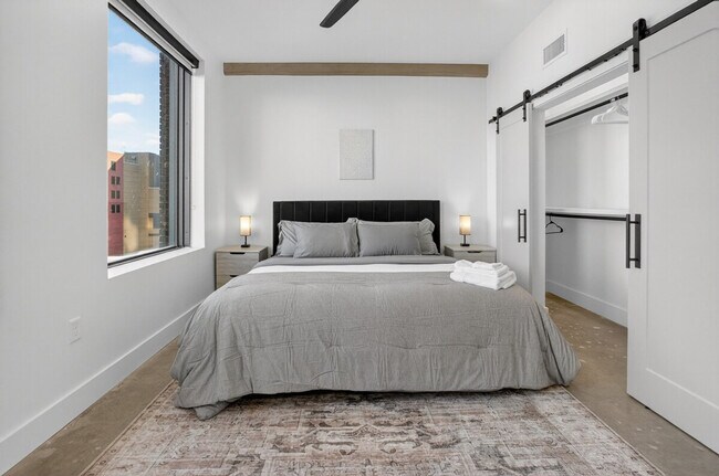 Building Photo - 100 W 5th St