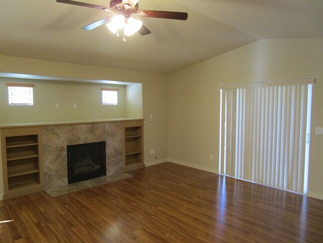 Building Photo - 3 Bedroom, 2 Bathroom on Corner Lot in Subdivision in North Prineville - Available Now!