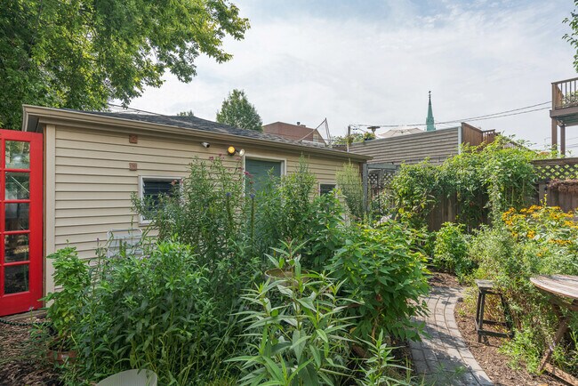 Building Photo - 1301 W Nelson St