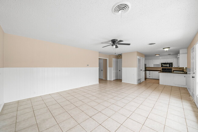 Building Photo - Open Concept 3/2/2, Minutes from LCU & Medical