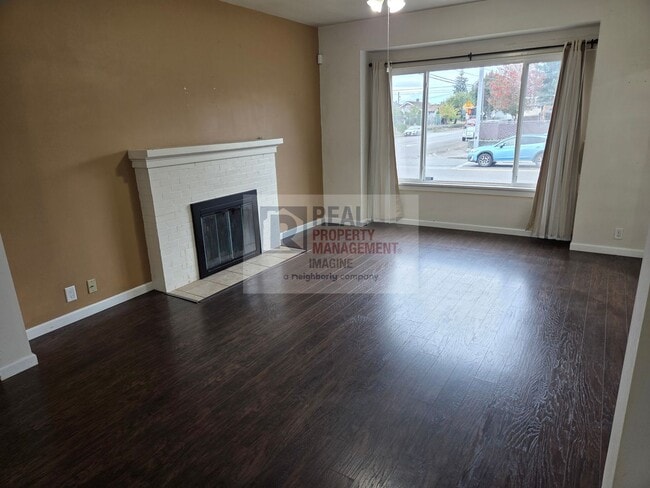 Building Photo - Check out this beautiful 4 bedroom, 2 bath...