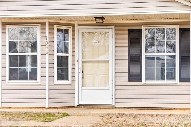 Building Photo - 1042 Shadow Ridge Ave