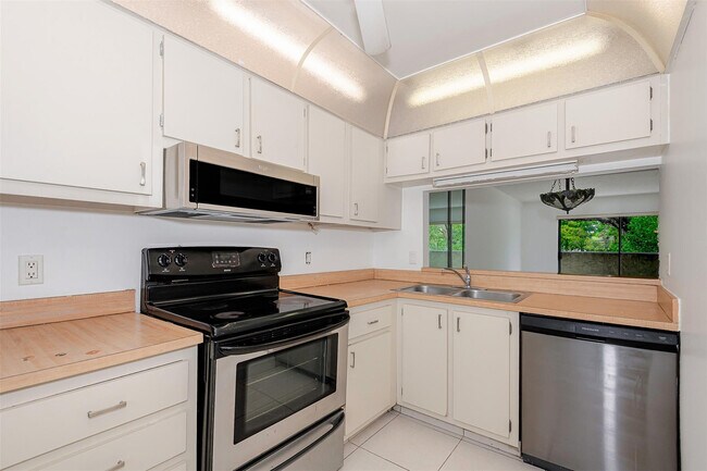 Building Photo - 6075 N Sabal Palm Blvd