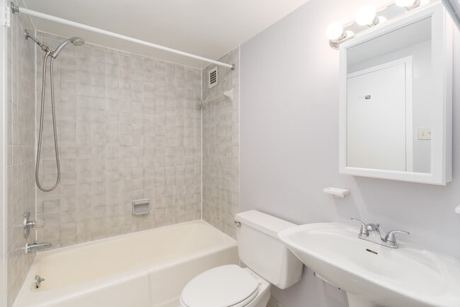 Full Bathroom - 5500 Friendship Blvd