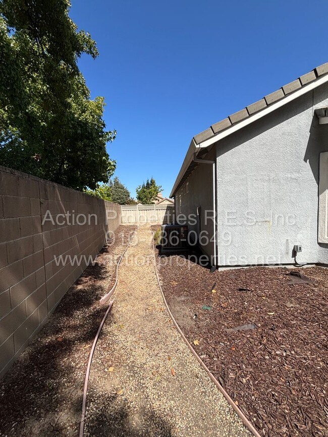 Building Photo - 6000 Buggy Whip Ln
