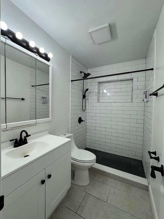 Building Photo - 110 N Las Olas Dr