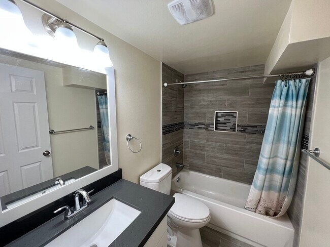 Building Photo - 2312 20th Ave S