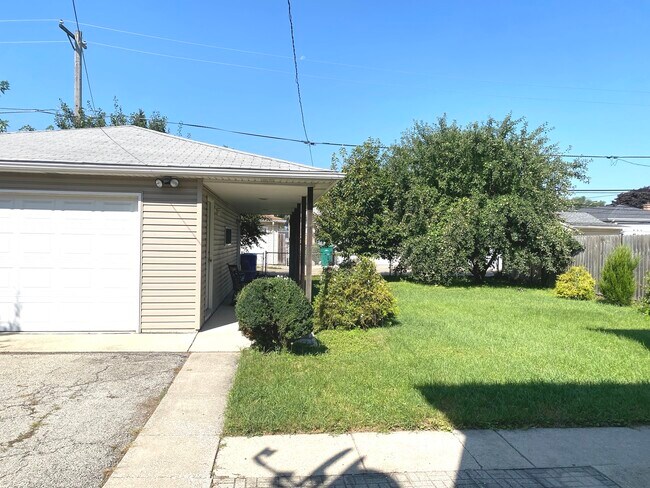 Building Photo - 4916 S Lorel Ave