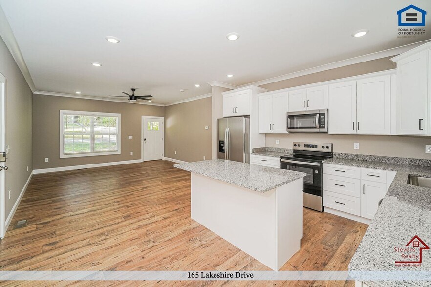 Building Photo - 165 Lakeshire Dr