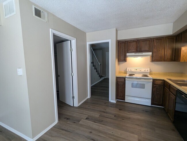 Building Photo - 2 Bedroom/1.5 Bathroom Townhouse in South ...