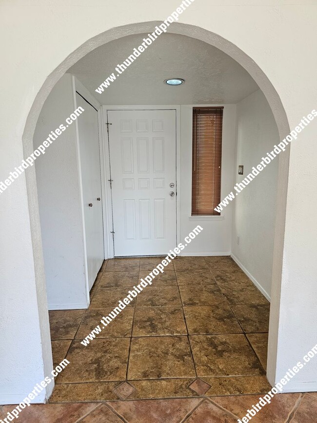 Building Photo - 3 bedroom, 2 baths  with great backyard oa...