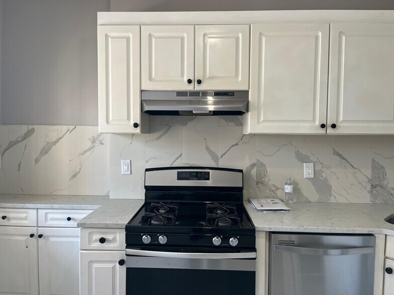 Building Photo - 426 Kennedy Blvd