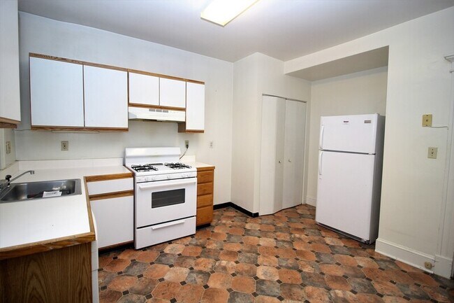 Building Photo - 2820 Guilford Ave