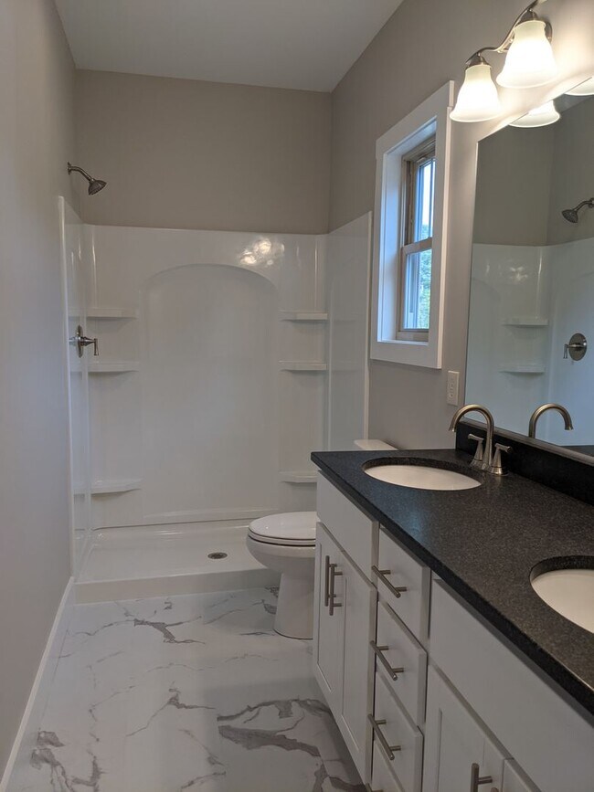 Building Photo - Weaverville Rental!