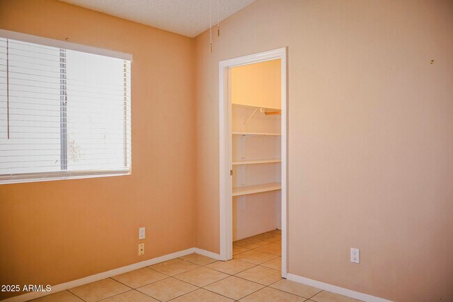 Building Photo - 3052 E Siesta Ln