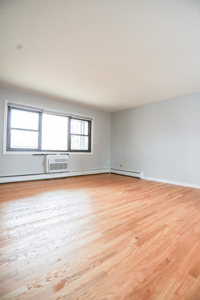 Building Photo - 2550 W Catalpa Ave