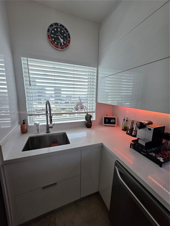 Building Photo - 601 NE 36th St