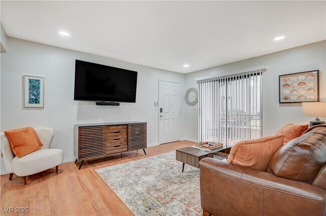 Building Photo - 950 Seven Hills Dr