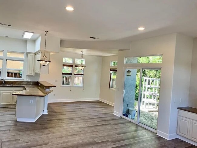 Building Photo - Beautiful 2 Level Home !!