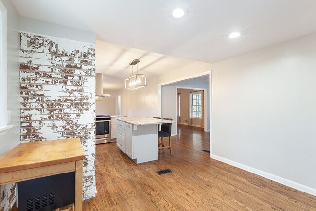 Building Photo - Very Spacious 4/3 w/ Finished Basement in ...