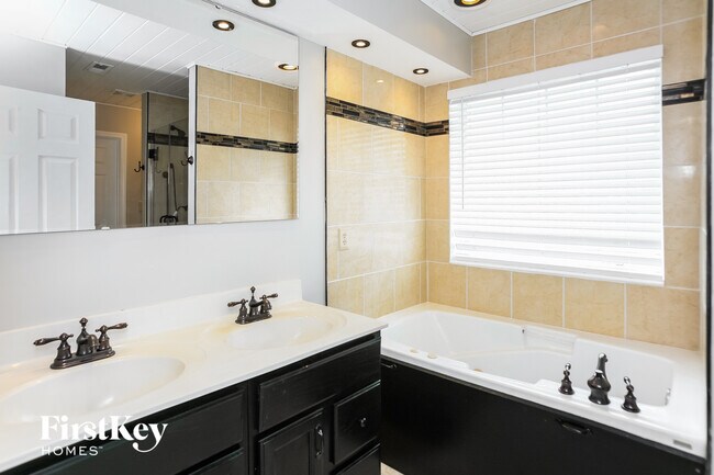 Building Photo - 6753 Long Run Dr