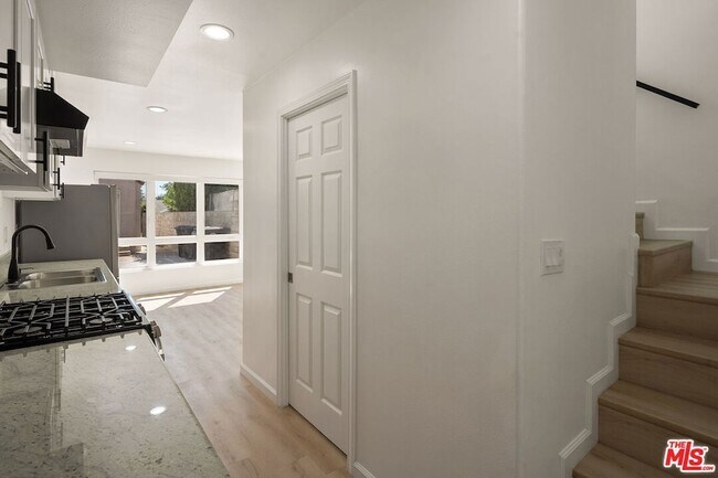 Building Photo - 435 W Elk Ave