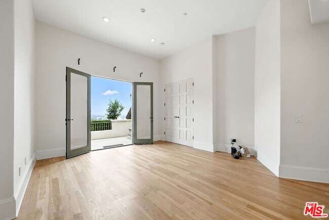 Building Photo - 1675 Woods Dr