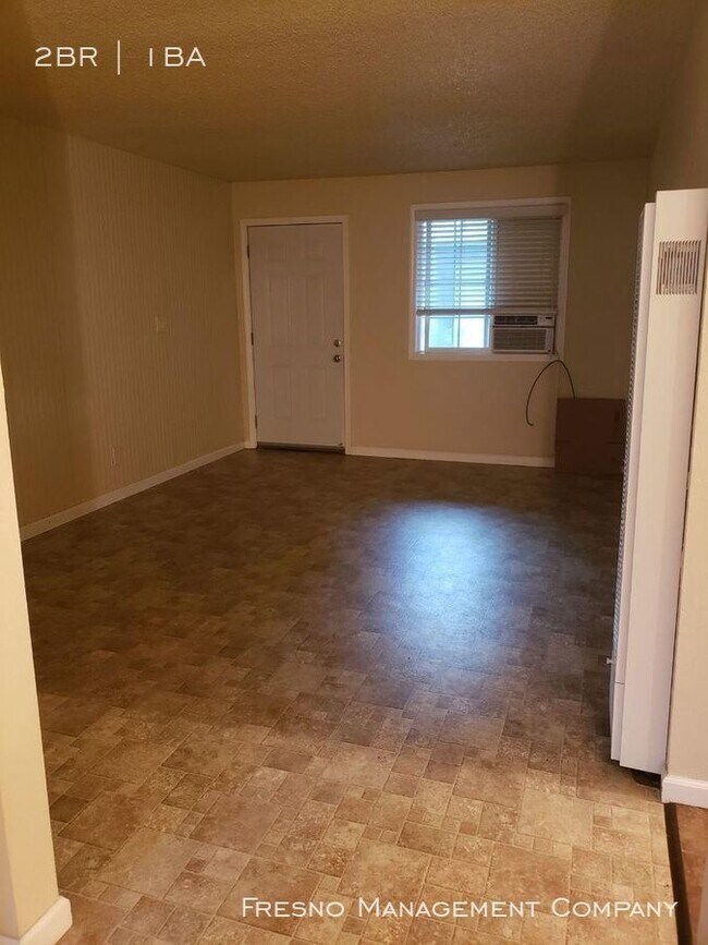 Building Photo - 2562 N Maroa Ave