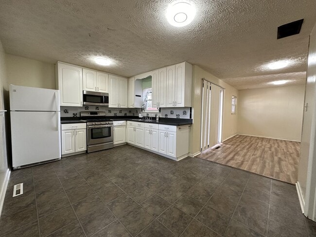 Building Photo - 3252 Club House Rd