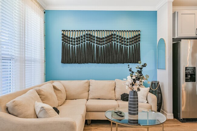 Building Photo - 1010 Melneeka Ln