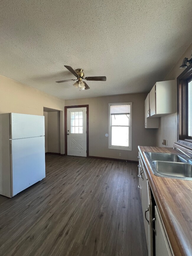 Building Photo - 920 E 16th Ave