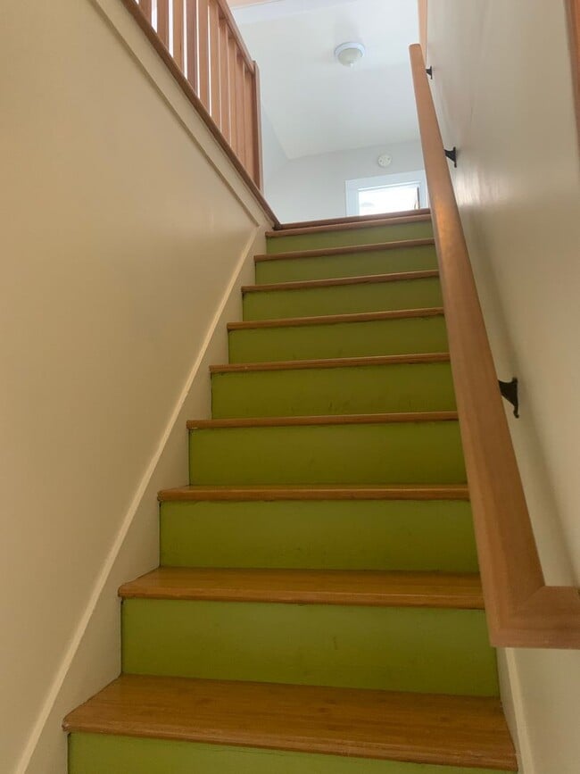 Building Photo - Spacious 3 bedroom home with two separate ...