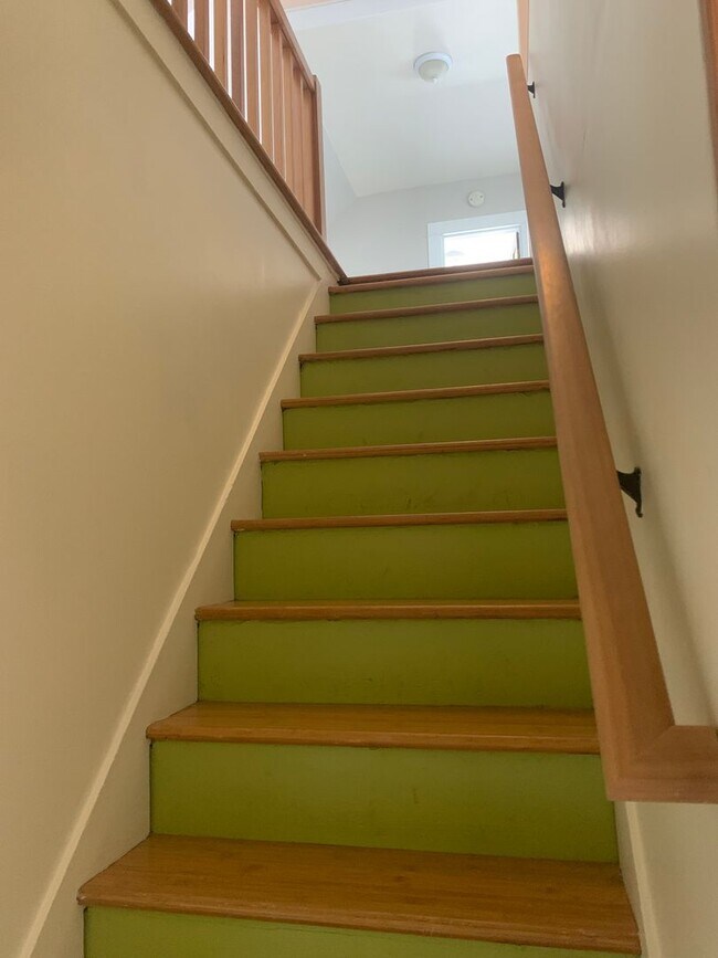 Building Photo - Spacious 3 bedroom home with two separate living spaces