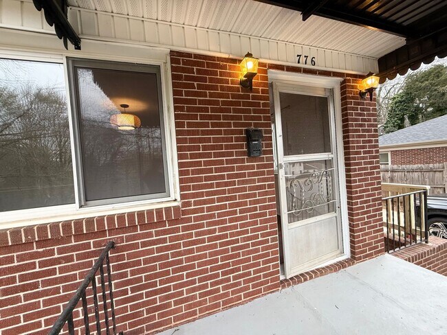 Building Photo - Beautiful Brick Home in Prime Hickory Location – Spacious Layout & Hardwood Floors!